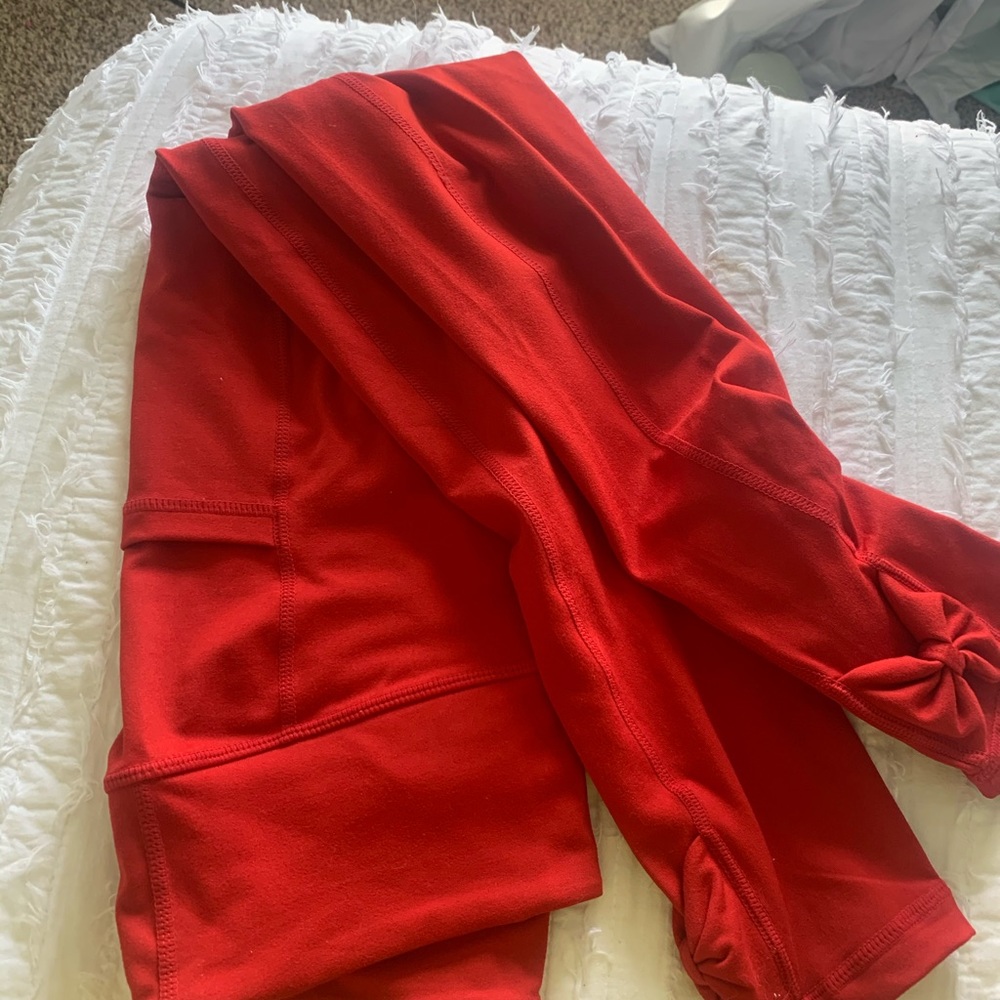 red leggings with bows!!